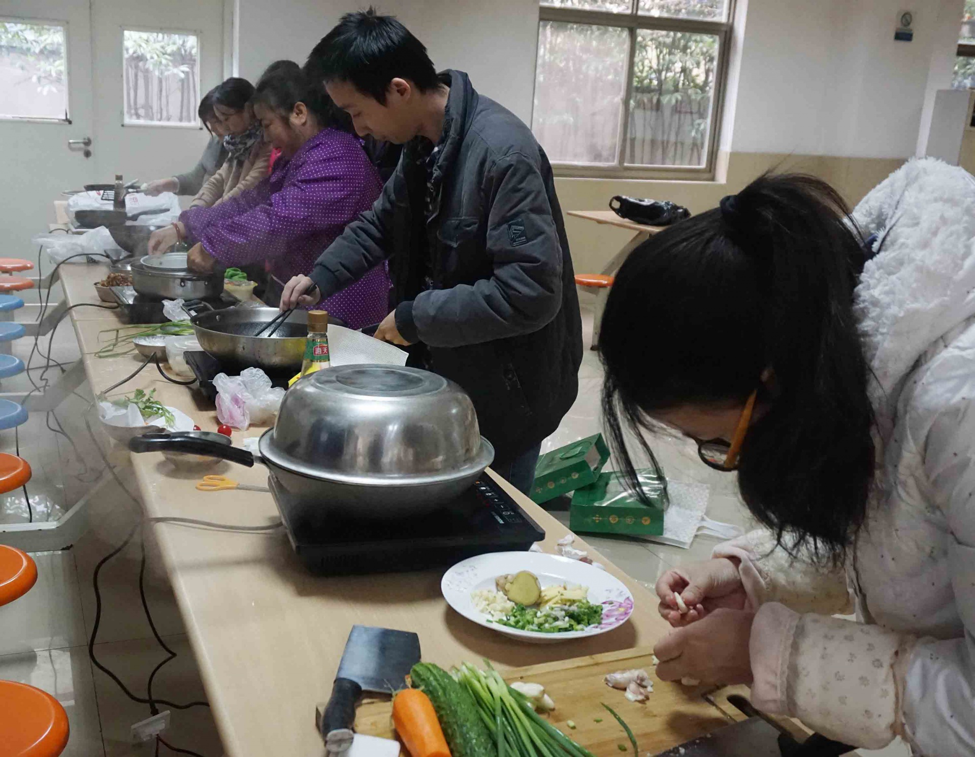 
                            魚火相逢，互展廚技，共烹友旺情！