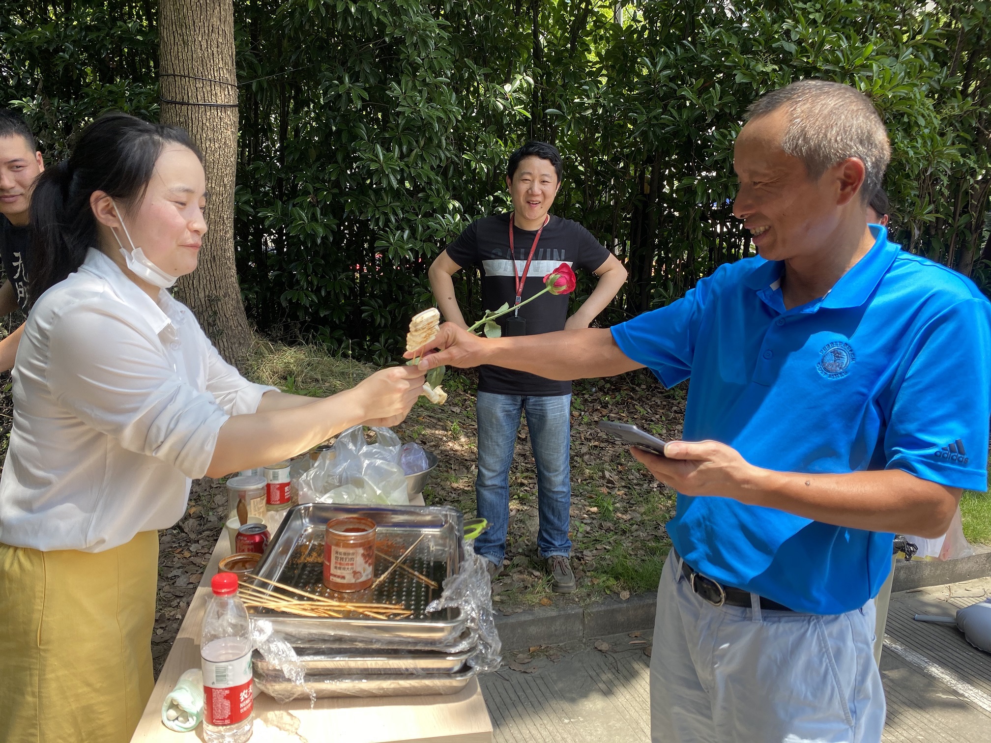 
                            地?cái)俈S公益——我公司開展“義賣集市，友旺喊你來擺攤啦”活動(dòng)